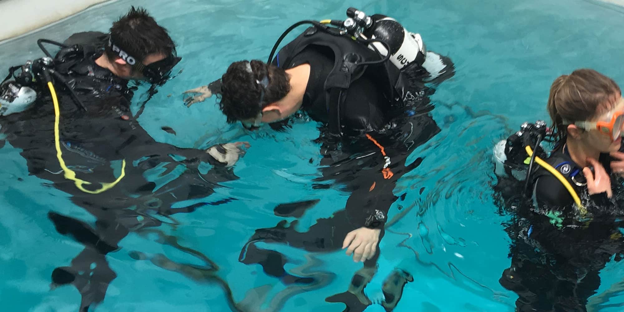 drei Taucher beim ersten tauchen Schnuppertauchen