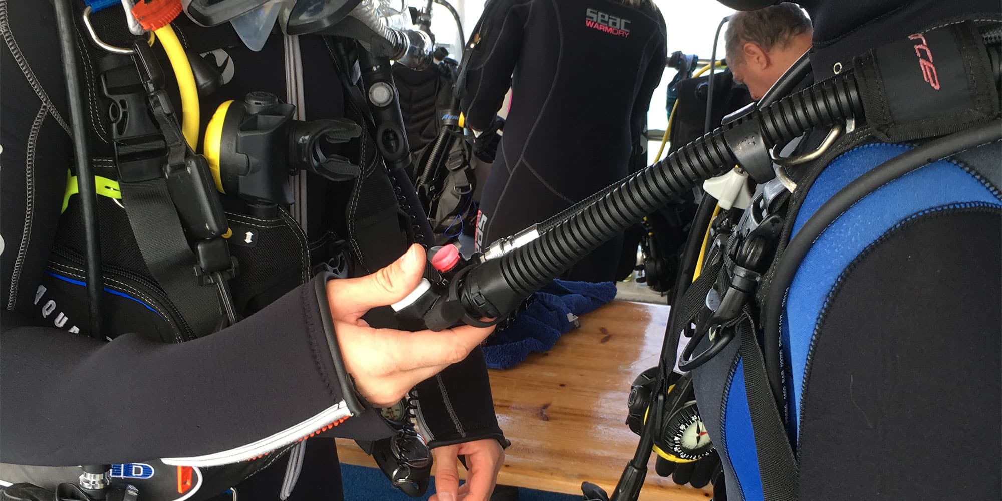 zwei Taucher Sicherheitscheck