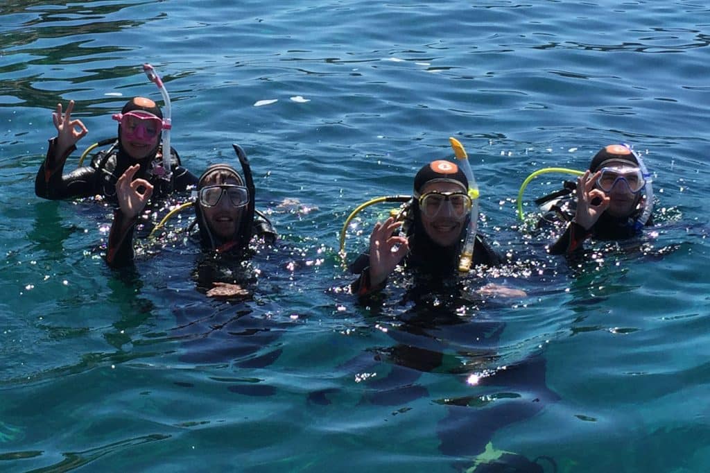 Open Water Kurs Taucher Oberfläche Ok zeichen