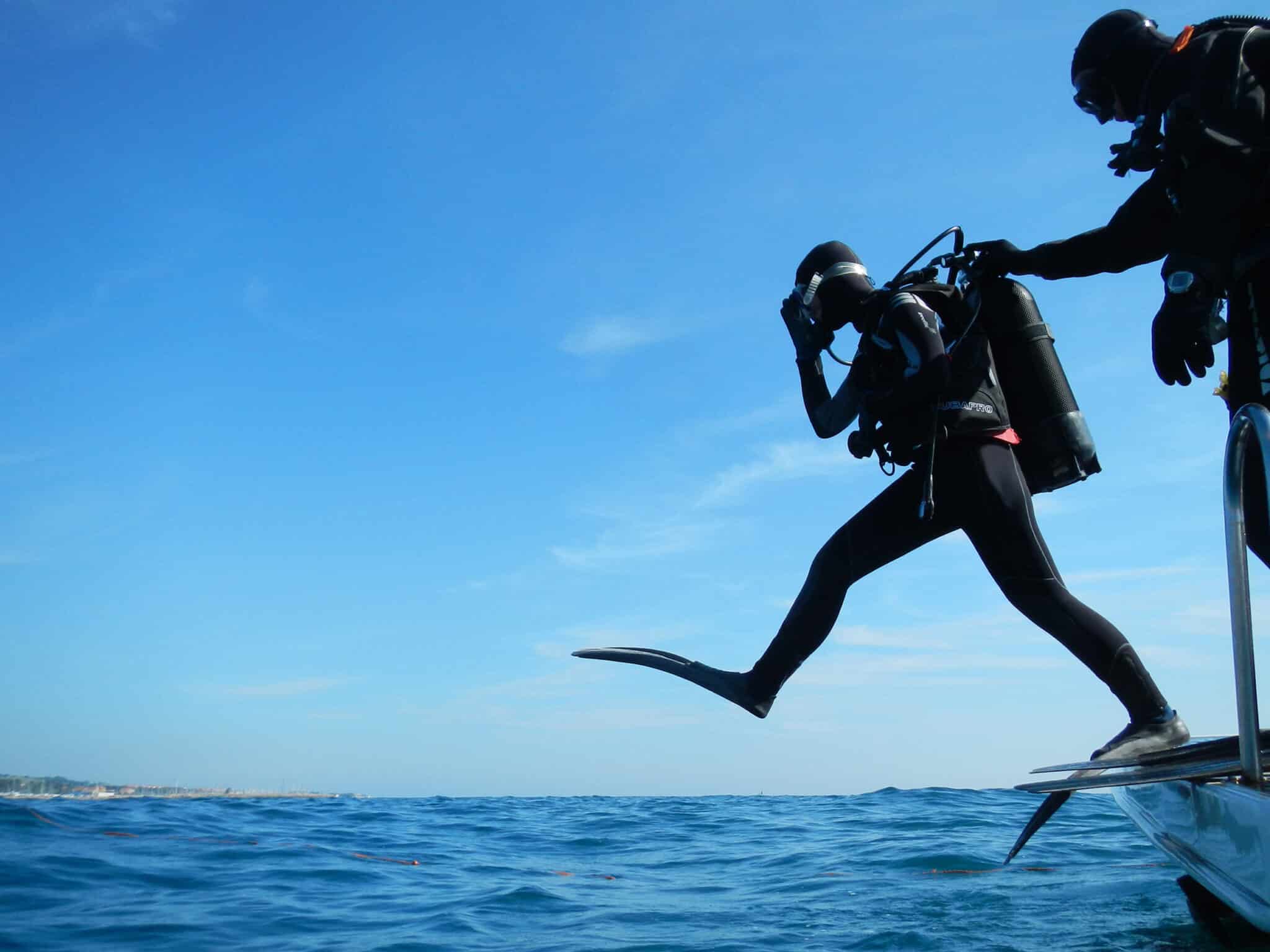 Taucher springt vom Boot