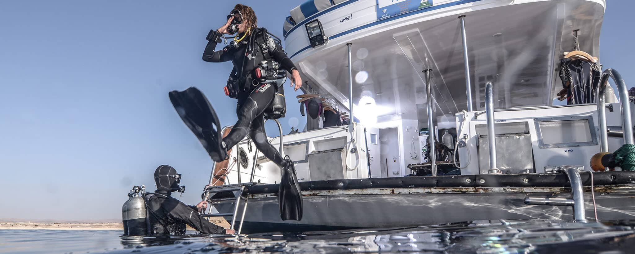 Taucher springt vom Boot